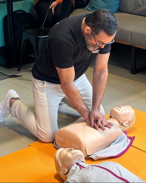 Instrutor da Pulso demonstrando a massagem cardíaca em manequim adulto